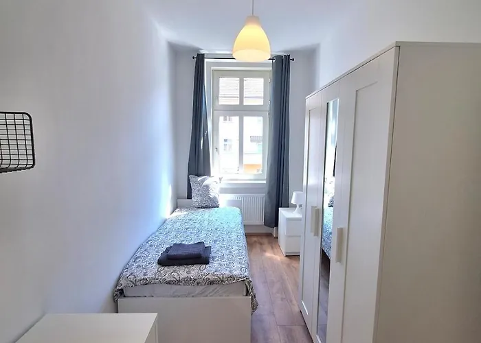 Brand New 5 Bedroom In Location * Viena